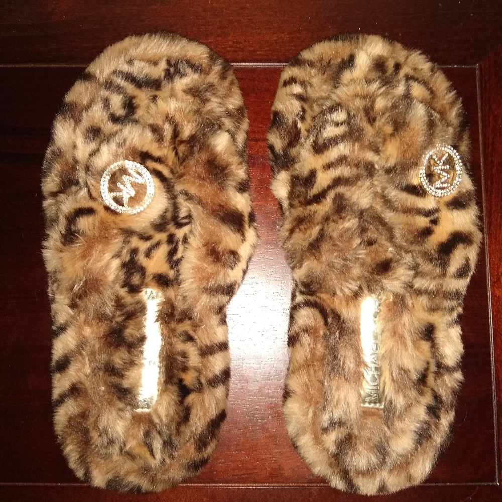 MK Faux fur leopard thong slippers